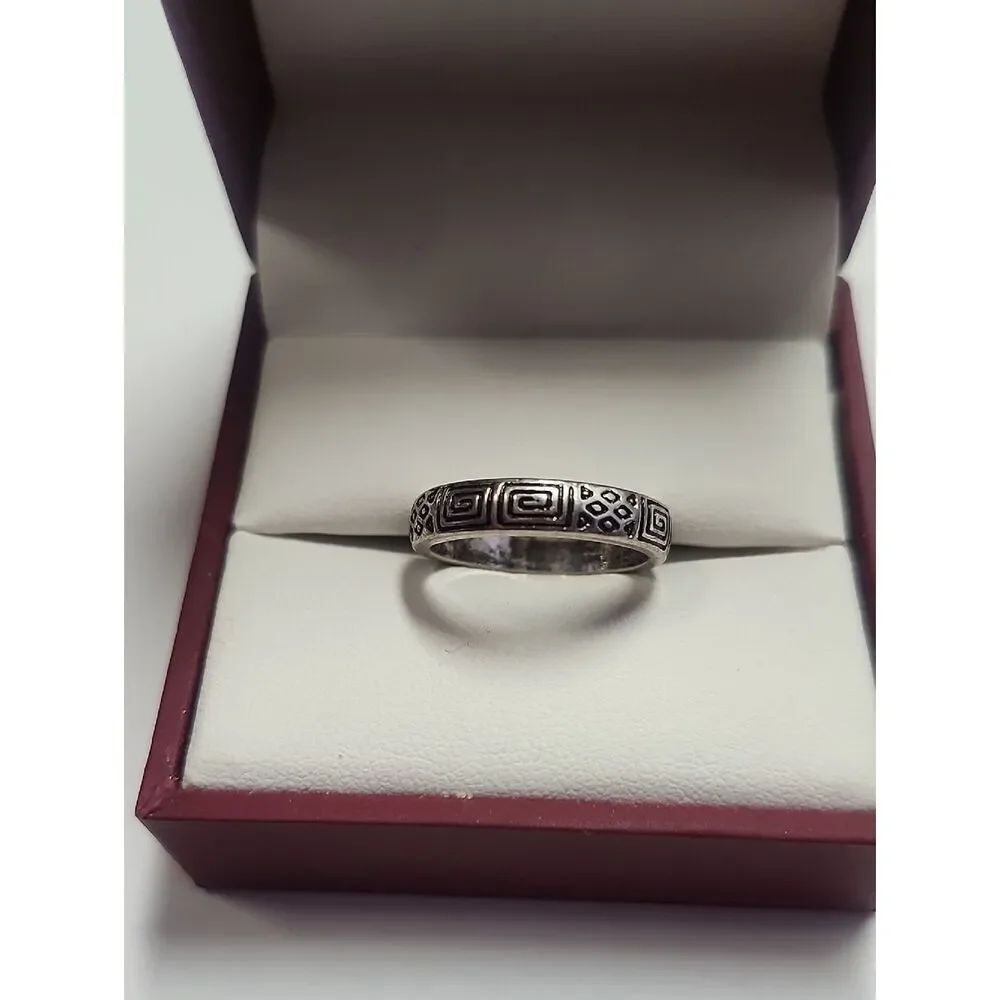 Size 7 Patterned Band Ring Silver Tone